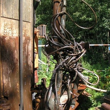 Ein Haufen alter, rostiger Metalle und Drähte im Garten.